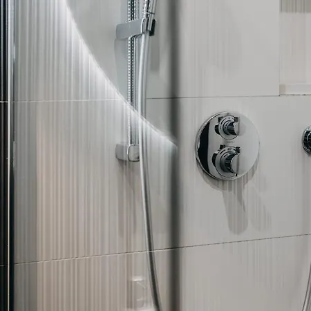 Black&white Bukowska18 B With Balcony And Garage Апартаменты Познань